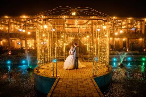 As melhores ideias e inspirações criativas de fotos de casamento registradas por fotógrafos profissionais de eventos da empresa Criativus Foto e Vídeo no Espaço Sem Igual Eventos: Fotos protocolares apenas dos noivos '