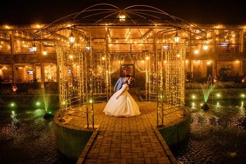 As melhores ideias e inspirações criativas de fotos de casamento registradas por fotógrafos profissionais de eventos da empresa Criativus Foto e Vídeo no Espaço Sem Igual Eventos: Fotos protocolares apenas dos noivos '