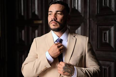 As melhores ideias e inspirações criativas de fotos de casamento registradas por fotógrafos profissionais de eventos da empresa Criativus Foto e Vídeo na Igreja Matriz Santa Ana: Fotos do noivo'