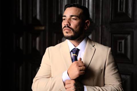 As melhores ideias e inspirações criativas de fotos de casamento registradas por fotógrafos profissionais de eventos da empresa Criativus Foto e Vídeo na Igreja Matriz Santa Ana: Fotos do noivo'