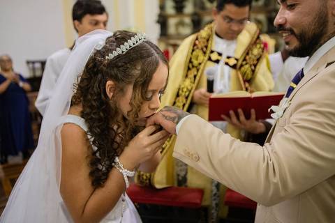 As melhores ideias e inspirações criativas de fotos de casamento registradas por fotógrafos profissionais de eventos da empresa Criativus Foto e Vídeo na Igreja Matriz Santa Ana: Fotos do momento da cerimônia'