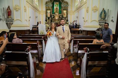 As melhores ideias e inspirações criativas de fotos de casamento registradas por fotógrafos profissionais de eventos da empresa Criativus Foto e Vídeo na Igreja Matriz Santa Ana: Fotos da saída dos noivos da igreja'