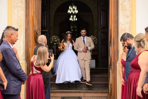 As melhores ideias e inspirações criativas de fotos de casamento registradas por fotógrafos profissionais de eventos da empresa Criativus Foto e Vídeo na Igreja Matriz Santa Ana: Fotos da saída dos noivos da igreja'