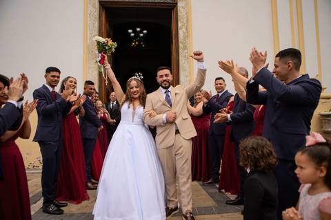 As melhores ideias e inspirações criativas de fotos de casamento registradas por fotógrafos profissionais de eventos da empresa Criativus Foto e Vídeo na Igreja Matriz Santa Ana: Fotos da saída dos noivos da igreja'