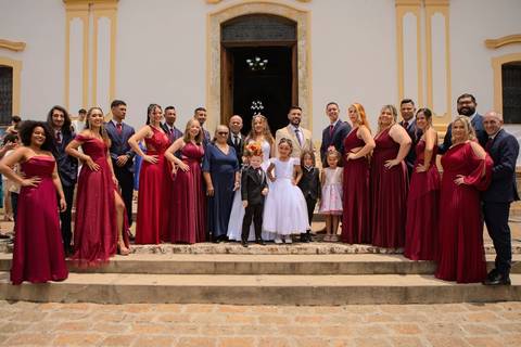 As melhores ideias e inspirações criativas de fotos de casamento registradas por fotógrafos profissionais de eventos da empresa Criativus Foto e Vídeo na Igreja Matriz Santa Ana: Fotos protocolares dos noivos com os padrinhos'