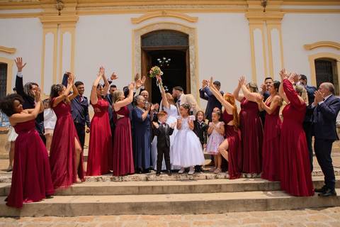 As melhores ideias e inspirações criativas de fotos de casamento registradas por fotógrafos profissionais de eventos da empresa Criativus Foto e Vídeo na Igreja Matriz Santa Ana: Fotos protocolares dos noivos com os padrinhos'