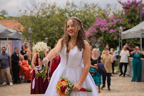 As melhores ideias e inspirações criativas de fotos de casamento registradas por fotógrafos profissionais de eventos da empresa Criativus Foto e Vídeo na Igreja Matriz Santa Ana: Fotos da noiva jogando o buquê'