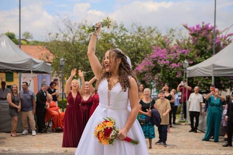 As melhores ideias e inspirações criativas de fotos de casamento registradas por fotógrafos profissionais de eventos da empresa Criativus Foto e Vídeo na Igreja Matriz Santa Ana: Fotos da noiva jogando o buquê'