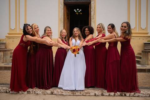 As melhores ideias e inspirações criativas de fotos de casamento registradas por fotógrafos profissionais de eventos da empresa Criativus Foto e Vídeo na Igreja Matriz Santa Ana: Fotos da noiva com suas madrinhas'