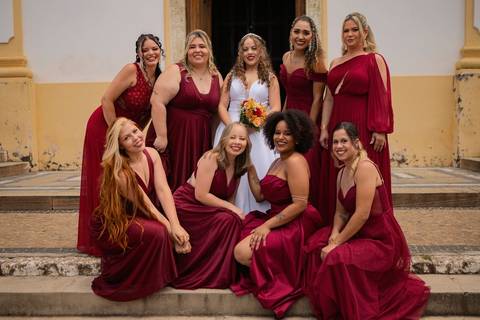 As melhores ideias e inspirações criativas de fotos de casamento registradas por fotógrafos profissionais de eventos da empresa Criativus Foto e Vídeo na Igreja Matriz Santa Ana: Fotos da noiva com suas madrinhas'