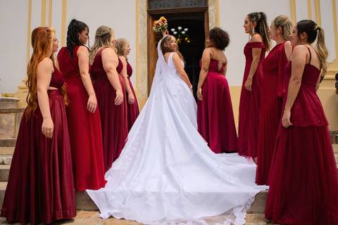 As melhores ideias e inspirações criativas de fotos de casamento registradas por fotógrafos profissionais de eventos da empresa Criativus Foto e Vídeo na Igreja Matriz Santa Ana: Fotos da noiva com suas madrinhas'