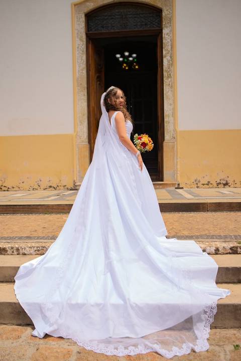 As melhores ideias e inspirações criativas de fotos de casamento registradas por fotógrafos profissionais de eventos da empresa Criativus Foto e Vídeo na Igreja Matriz Santa Ana: Fotos da noiva '