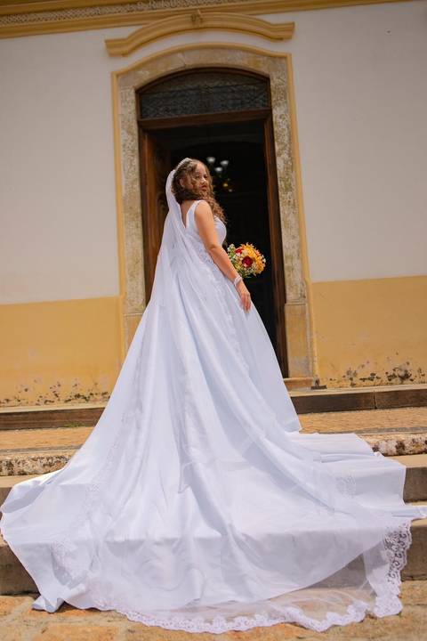 As melhores ideias e inspirações criativas de fotos de casamento registradas por fotógrafos profissionais de eventos da empresa Criativus Foto e Vídeo na Igreja Matriz Santa Ana: Fotos da noiva '