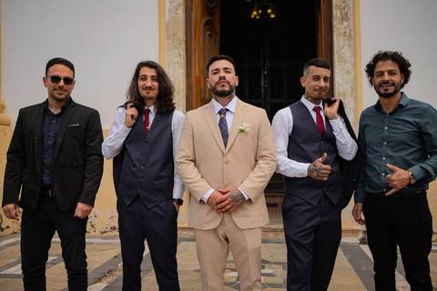 As melhores ideias e inspirações criativas de fotos de casamento registradas por fotógrafos profissionais de eventos da empresa Criativus Foto e Vídeo na Igreja Matriz Santa Ana: Fotos do noivo com seus padrinhos'
