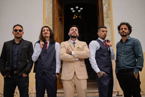 As melhores ideias e inspirações criativas de fotos de casamento registradas por fotógrafos profissionais de eventos da empresa Criativus Foto e Vídeo na Igreja Matriz Santa Ana: Fotos do noivo com seus padrinhos'