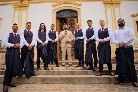 As melhores ideias e inspirações criativas de fotos de casamento registradas por fotógrafos profissionais de eventos da empresa Criativus Foto e Vídeo na Igreja Matriz Santa Ana: Fotos do noivo com seus padrinhos'