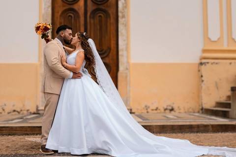 As melhores ideias e inspirações criativas de fotos de casamento registradas por fotógrafos profissionais de eventos da empresa Criativus Foto e Vídeo na Igreja Matriz Santa Ana: Fotos protocolares apenas os noivos na igreja'