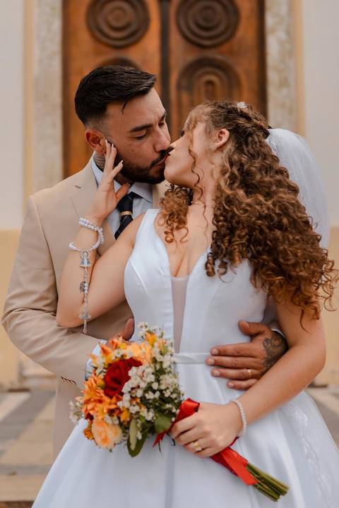 As melhores ideias e inspirações criativas de fotos de casamento registradas por fotógrafos profissionais de eventos da empresa Criativus Foto e Vídeo na Igreja Matriz Santa Ana: Fotos protocolares apenas os noivos na igreja'