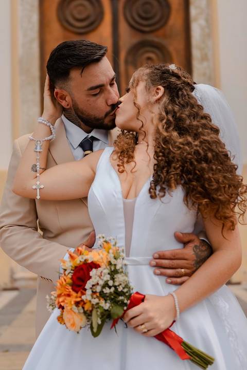 As melhores ideias e inspirações criativas de fotos de casamento registradas por fotógrafos profissionais de eventos da empresa Criativus Foto e Vídeo na Igreja Matriz Santa Ana: Fotos protocolares apenas os noivos na igreja'