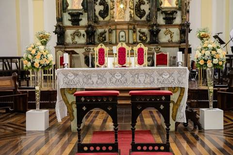 As melhores ideias e inspirações criativas de fotos de casamento registradas por fotógrafos profissionais de eventos da empresa Criativus Foto e Vídeo na Igreja Matriz Santa Ana: Fotos do altar'