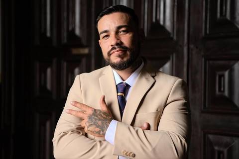 As melhores ideias e inspirações criativas de fotos de casamento registradas por fotógrafos profissionais de eventos da empresa Criativus Foto e Vídeo na Igreja Matriz Santa Ana: Fotos do noivo'