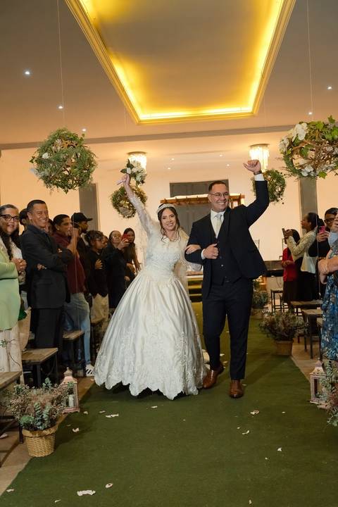 As melhores ideias e inspirações criativas de fotos de casamento registradas por fotógrafos profissionais de eventos da empresa Criativus Foto e Vídeo no Espaço Espaço Sausalito: Fotos dos noivos saindo da cerimônia'