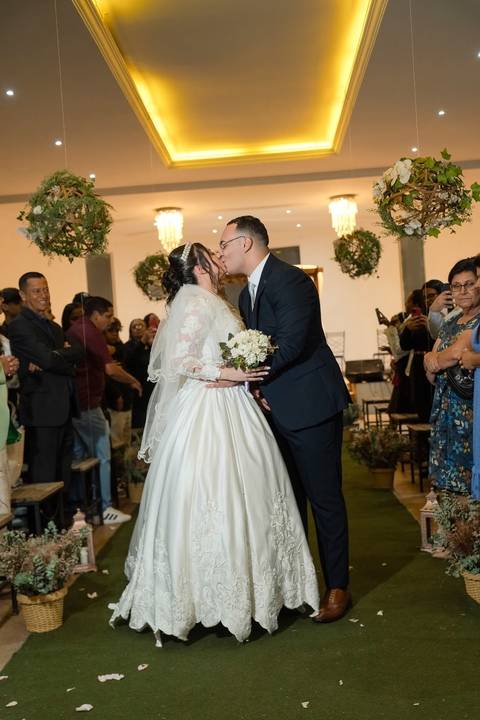 As melhores ideias e inspirações criativas de fotos de casamento registradas por fotógrafos profissionais de eventos da empresa Criativus Foto e Vídeo no Espaço Espaço Sausalito: Fotos dos noivos saindo da cerimônia'