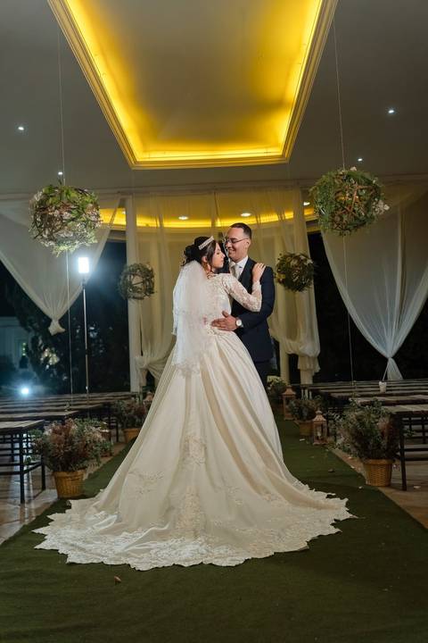 As melhores ideias e inspirações criativas de fotos de casamento registradas por fotógrafos profissionais de eventos da empresa Criativus Foto e Vídeo no Espaço Espaço Sausalito: Fotos protocolares dos noivos na cerimônia'