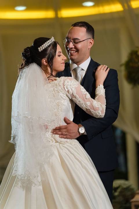 As melhores ideias e inspirações criativas de fotos de casamento registradas por fotógrafos profissionais de eventos da empresa Criativus Foto e Vídeo no Espaço Espaço Sausalito: Fotos protocolares dos noivos na cerimônia'