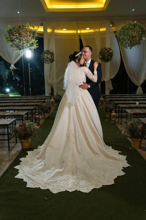 As melhores ideias e inspirações criativas de fotos de casamento registradas por fotógrafos profissionais de eventos da empresa Criativus Foto e Vídeo no Espaço Espaço Sausalito: Fotos protocolares dos noivos na cerimônia'