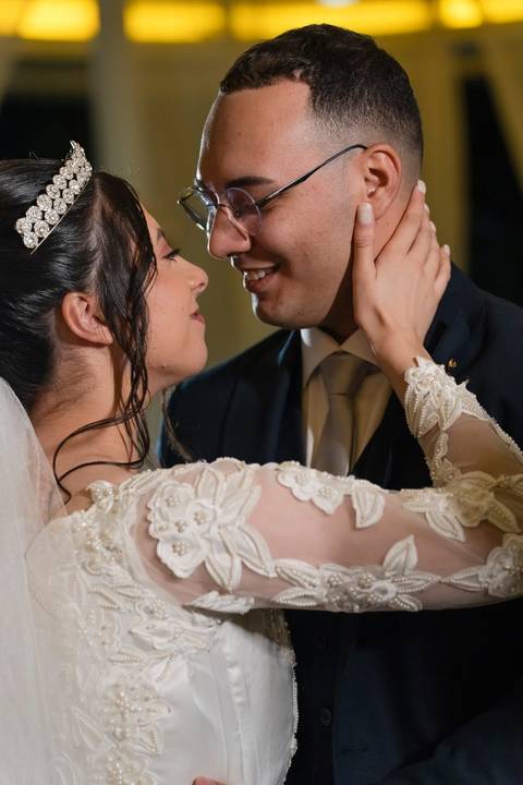 As melhores ideias e inspirações criativas de fotos de casamento registradas por fotógrafos profissionais de eventos da empresa Criativus Foto e Vídeo no Espaço Espaço Sausalito: Fotos protocolares dos noivos na cerimônia'