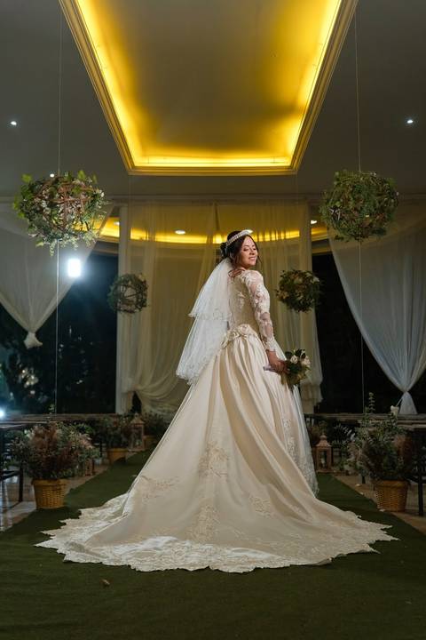 As melhores ideias e inspirações criativas de fotos de casamento registradas por fotógrafos profissionais de eventos da empresa Criativus Foto e Vídeo no Espaço Espaço Sausalito: Fotos da noiva'