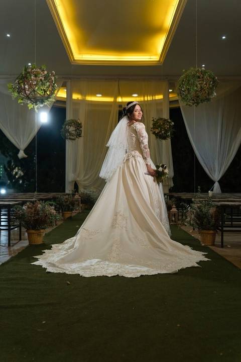 As melhores ideias e inspirações criativas de fotos de casamento registradas por fotógrafos profissionais de eventos da empresa Criativus Foto e Vídeo no Espaço Espaço Sausalito: Fotos da noiva'