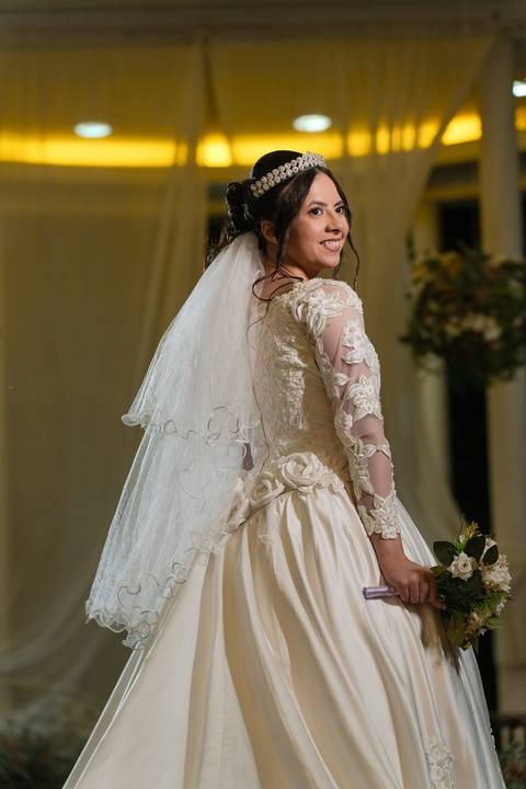 As melhores ideias e inspirações criativas de fotos de casamento registradas por fotógrafos profissionais de eventos da empresa Criativus Foto e Vídeo no Espaço Espaço Sausalito: Fotos da noiva'