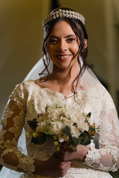 As melhores ideias e inspirações criativas de fotos de casamento registradas por fotógrafos profissionais de eventos da empresa Criativus Foto e Vídeo no Espaço Espaço Sausalito: Fotos da noiva'