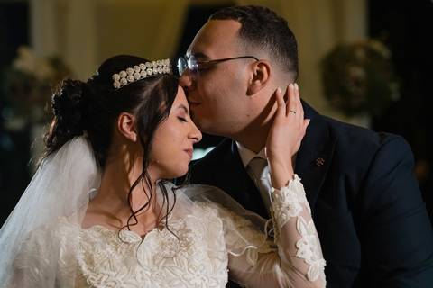 As melhores ideias e inspirações criativas de fotos de casamento registradas por fotógrafos profissionais de eventos da empresa Criativus Foto e Vídeo no Espaço Espaço Sausalito: Fotos protocolares dos noivos na cerimônia'