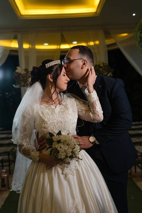 As melhores ideias e inspirações criativas de fotos de casamento registradas por fotógrafos profissionais de eventos da empresa Criativus Foto e Vídeo no Espaço Espaço Sausalito: Fotos protocolares dos noivos na cerimônia'