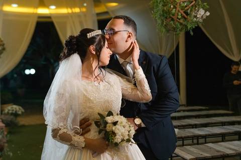 As melhores ideias e inspirações criativas de fotos de casamento registradas por fotógrafos profissionais de eventos da empresa Criativus Foto e Vídeo no Espaço Espaço Sausalito: Fotos protocolares dos noivos na cerimônia'