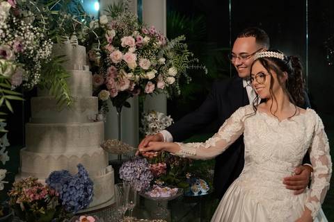 As melhores ideias e inspirações criativas de fotos de casamento registradas por fotógrafos profissionais de eventos da empresa Criativus Foto e Vídeo no Espaço Espaço Sausalito: Fotos protocolares dos noivos na mesa do bolo'