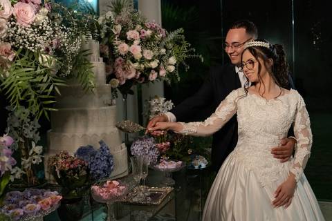 As melhores ideias e inspirações criativas de fotos de casamento registradas por fotógrafos profissionais de eventos da empresa Criativus Foto e Vídeo no Espaço Espaço Sausalito: Fotos protocolares dos noivos na mesa do bolo'