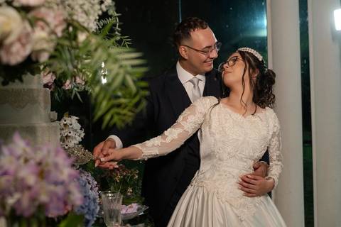 As melhores ideias e inspirações criativas de fotos de casamento registradas por fotógrafos profissionais de eventos da empresa Criativus Foto e Vídeo no Espaço Espaço Sausalito: Fotos protocolares dos noivos na mesa do bolo'