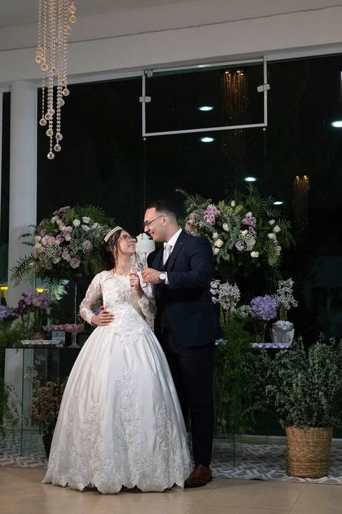 As melhores ideias e inspirações criativas de fotos de casamento registradas por fotógrafos profissionais de eventos da empresa Criativus Foto e Vídeo no Espaço Espaço Sausalito: Fotos protocolares dos noivos na mesa do bolo'
