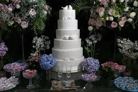 As melhores ideias e inspirações criativas de fotos de casamento registradas por fotógrafos profissionais de eventos da empresa Criativus Foto e Vídeo no Espaço Espaço Sausalito: Fotos da mesa do bolo'