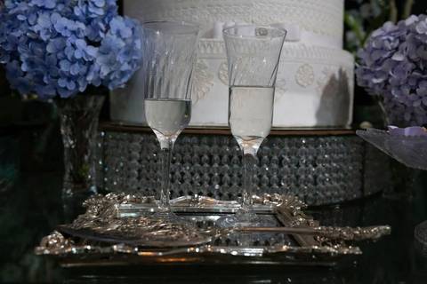 As melhores ideias e inspirações criativas de fotos de casamento registradas por fotógrafos profissionais de eventos da empresa Criativus Foto e Vídeo no Espaço Espaço Sausalito: Foto das taças dos noivos na mesa do bolo'