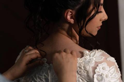 As melhores ideias e inspirações criativas de fotos de casamento registradas por fotógrafos profissionais de eventos da empresa Criativus Foto e Vídeo no Espaço Espaço Sausalito: Fotos do Making of da noiva'