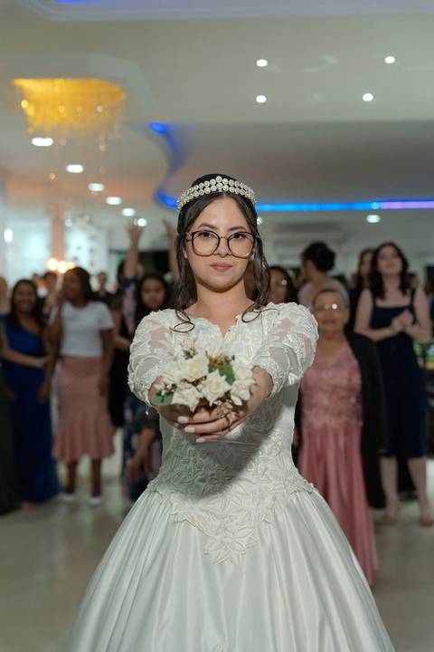 As melhores ideias e inspirações criativas de fotos de casamento registradas por fotógrafos profissionais de eventos da empresa Criativus Foto e Vídeo no Espaço Espaço Sausalito: Fotos da noiva jogando o buquê '