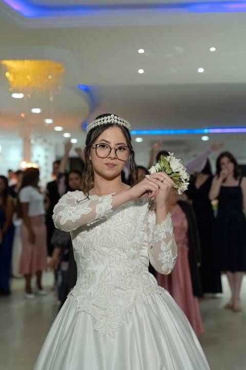 As melhores ideias e inspirações criativas de fotos de casamento registradas por fotógrafos profissionais de eventos da empresa Criativus Foto e Vídeo no Espaço Espaço Sausalito: Fotos da noiva jogando o buquê '