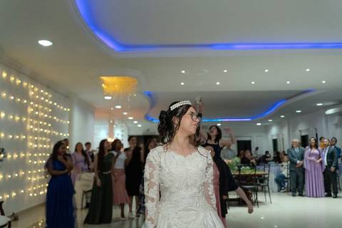 As melhores ideias e inspirações criativas de fotos de casamento registradas por fotógrafos profissionais de eventos da empresa Criativus Foto e Vídeo no Espaço Espaço Sausalito: Fotos da noiva jogando o buquê '