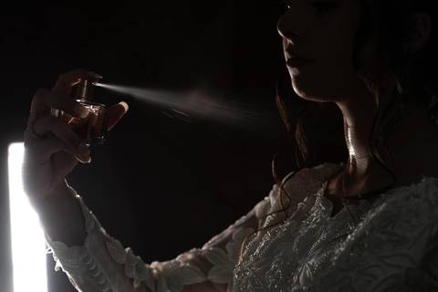 As melhores ideias e inspirações criativas de fotos de casamento registradas por fotógrafos profissionais de eventos da empresa Criativus Foto e Vídeo no Espaço Espaço Sausalito: Fotos do Making of da noiva'