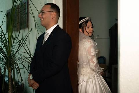 As melhores ideias e inspirações criativas de fotos de casamento registradas por fotógrafos profissionais de eventos da empresa Criativus Foto e Vídeo no Espaço Espaço Sausalito: Fotos dos noivos orando antes da cerimônia'